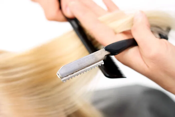 Spliss Cut. Spliss entfernen ohne Länge zu verlieren: bei dieser Technik werden die von Spliss befallenen Haarenden gekürzt, ohne dass man an Haarlänge verliert. Ein Spliss-Schnitt hilft außerdem die Struktur der Haare zu glätten, was vor allem nach dem Sommer sehr ratsam ist, da die Haare in der Sommerzeit durch äußere Belastungen sehr angegriffen sind.