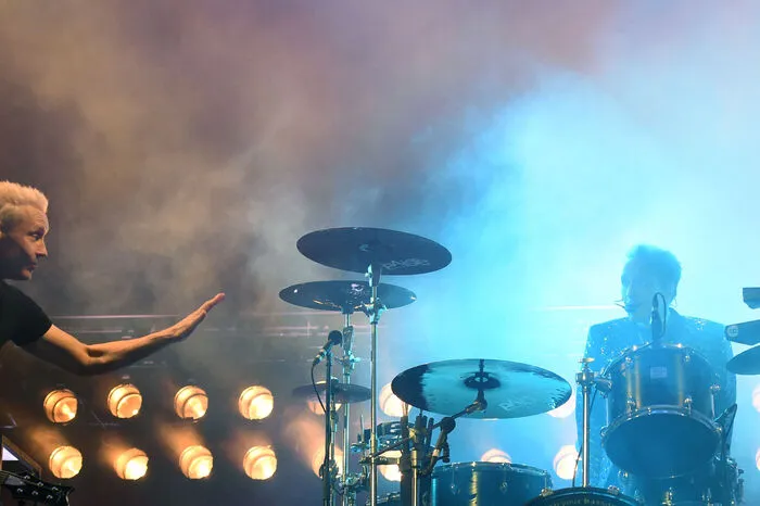 So schräg und falsch das Intro "Also sprach Zarathustra" aus den Boxen geschallt war, so technisch versiert agierte das Trio. Immer wieder garnierten sie ihren Punkrock mit Ausflügen in andere Genres, zwischen Mitsing-Stücken ("Wie es geht", "Deine Schuld", "Schunder-Song") fegten sie auch mal ungeniert durch einen rotz-frechen Kracher wie "Punkbabies", ...