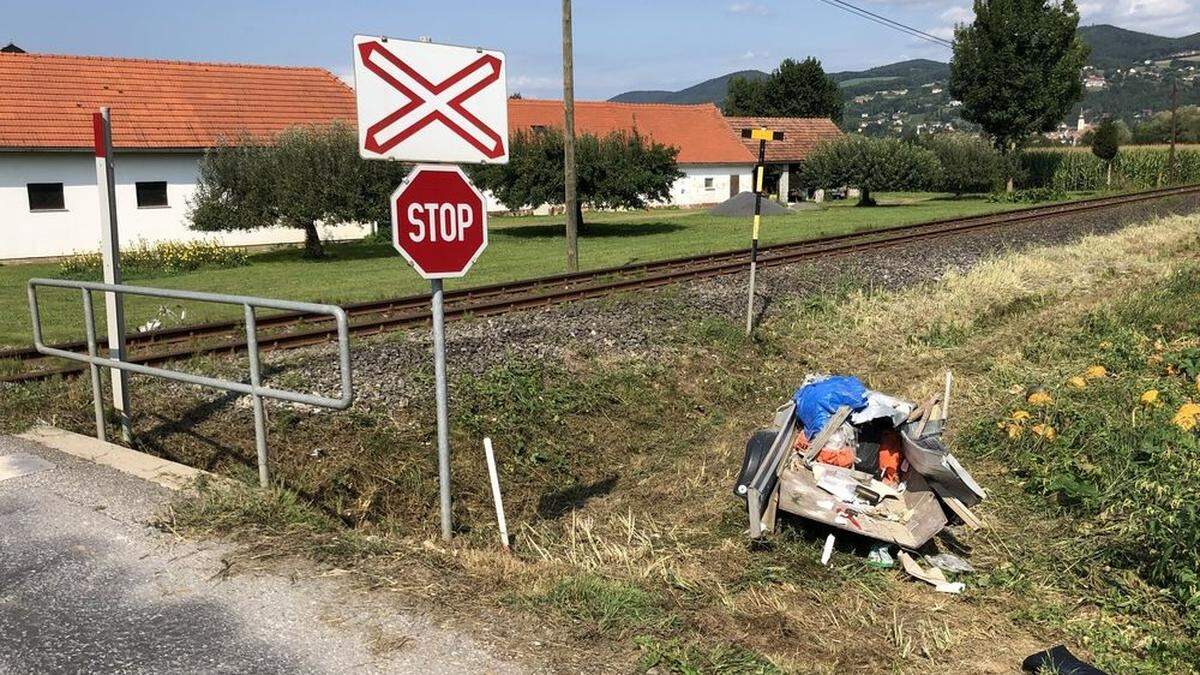 Pkw-Anhänger wurde von Zug erfasst