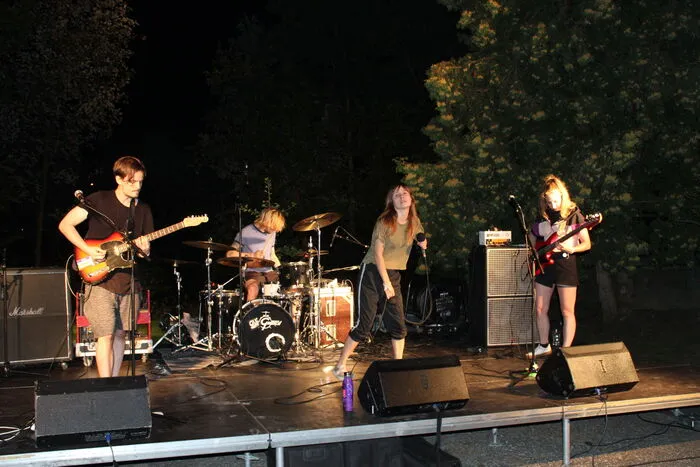 Härtere und lautere Klänge stimmten Petrol Girls an.