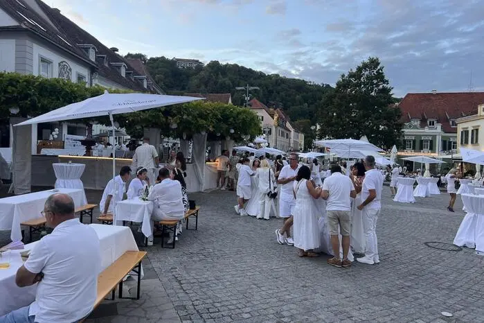 Die Gäste genießen einen lauen Sommerabend.