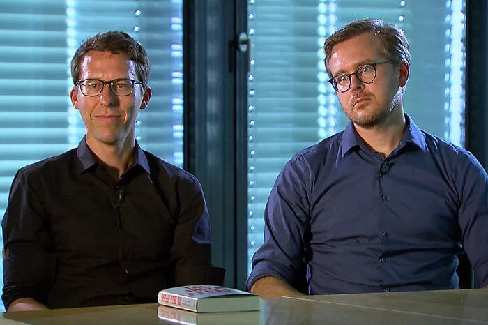 Die Ibiza-Aufdecker Frederik Obermaier und Bastian Obermayer können ihren Ohren nicht glauben als sie das Video erstmals sehen: "Wir stoppen und hören es nochmals an. Und nochmals. Das ist ein starkes Stück. Allein dieser Satz müsste eigentlich für jeden Politiker in einem demokratischen Rechtsstaat der Ende der politischen Karriere bedeuten."