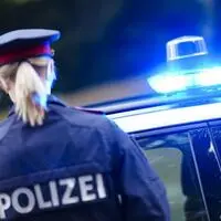 Die junge Frau schlug der Polizistin ins Gesicht (Symbolfoto)