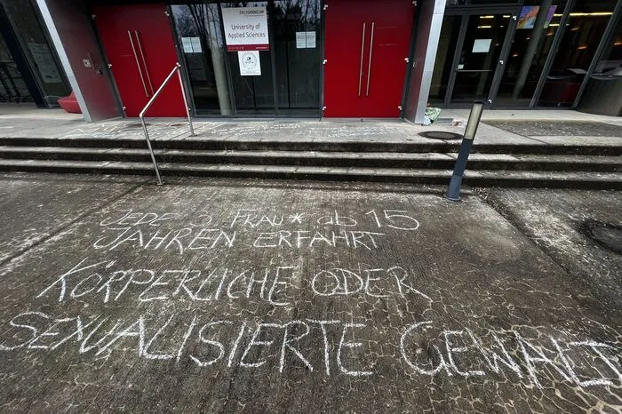 Der ganze Eingangsbereich der FH Joanneum Bad Gleichenberg wurde mit Beleidigungen gegen Frauen versehen, um auf sexuelle Belästigung aufmerksam zu machen.