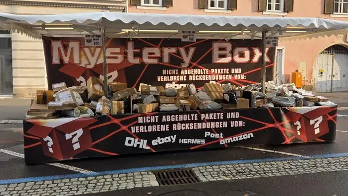 Ein Verkaufsstand in einer Stadt.