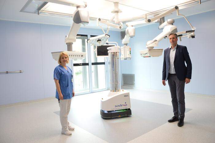Mittels UVC-Strahlung wird der Roboter die Räumlichkeiten im Krankenhaus desinfizieren