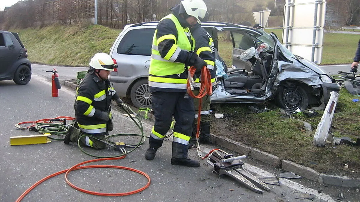 Die Feuerwehr musste hydraulische Rettungsgeräte zur Menschenrettung einsetzen 