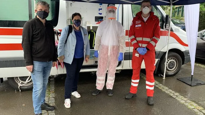 Tourismusvorsitzender Michael Hausleitner, Geschäftsführerin Manuela Machner sowie Lukas Orthofer und Maximilian Zarfl vom Roten Kreuz