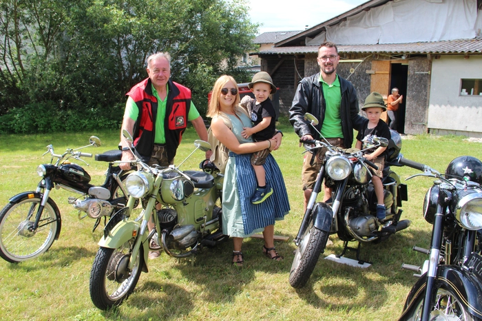 Bei den Traktoren war der „Steyr“ das Zugpferd, während bei den Zweirädern „Puch“ begeisterte. Hier im Bild Kind Felix auf der Schwarzen Puch 250 SG BJ 1956, dahinter Papa Thomas Unterholzer, Sandra Unterholzer-Joham mit Sohn Fabian und ganz links Opa Paul Unterholze mit seiner PUCH-175 SW Baujahr 1958.