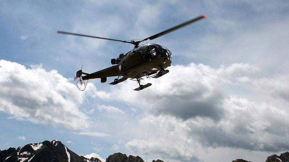 Das Bundesheer fliegt in Osttirol seit Tagen Fallschirmspringer in alpines Gelände. Diese Übungen haben laut Militärkommandant Herbert Bauer nichts mit Landeübungen von Piloten zu tun, die weiterhin im Nationalpark stattfinden werden 	