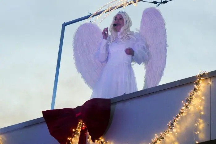 Am Dach des Sportzentrums erschien zum Erstaunen der Kinder ein Weihnachtsengel...