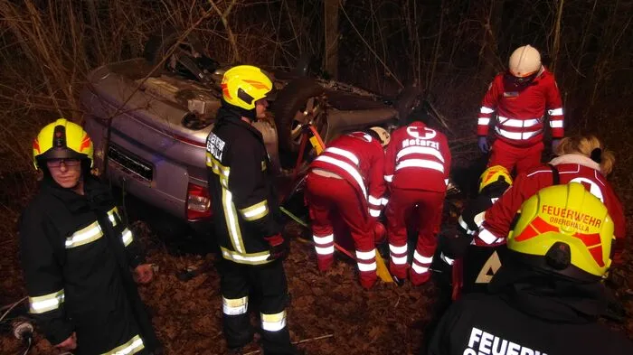 30 Einsatzkräfte rückten am Mittwoch in den frühen Morgenstunden zu einem Einsatz bei der B 76 in aus.
