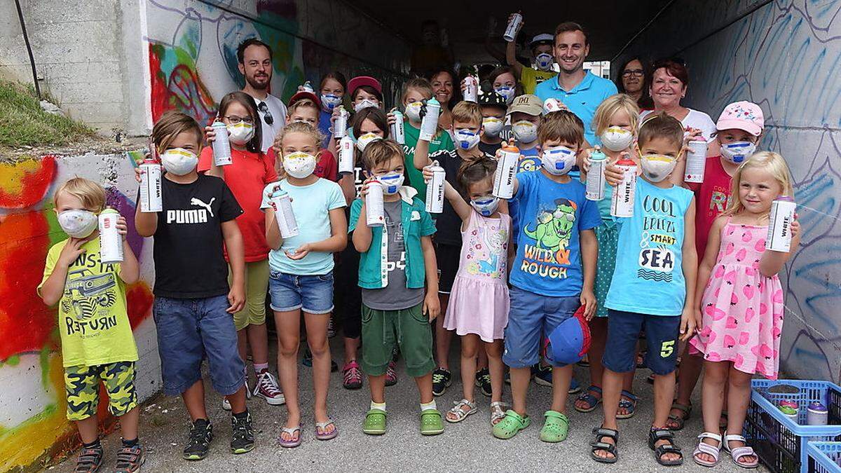 Die Kinder haben viel Spaß beim gemeinsamen Sprayen