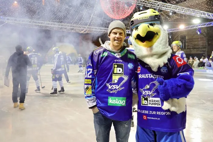 Heimkehrer Jamie Fraser mit Maskottchen Villi beim VSV-Showtraining auf dem Villacher Rathausplatz