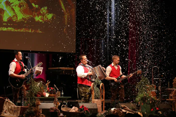 Die Veranstalter, das Wildbach Trio, luden das Publikum zum Mitsingen ein - etwa bei "Stille Nacht, Heilige Nacht".