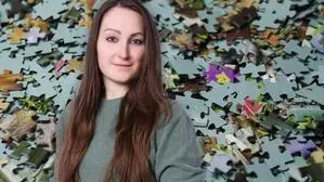 Cornelia Rutkowski versucht sich im Speed Puzzeln