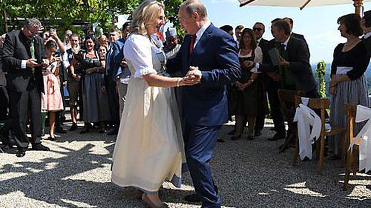 Karin Kneissl bei ihrem Tanz mit dem russischen Präsidenten