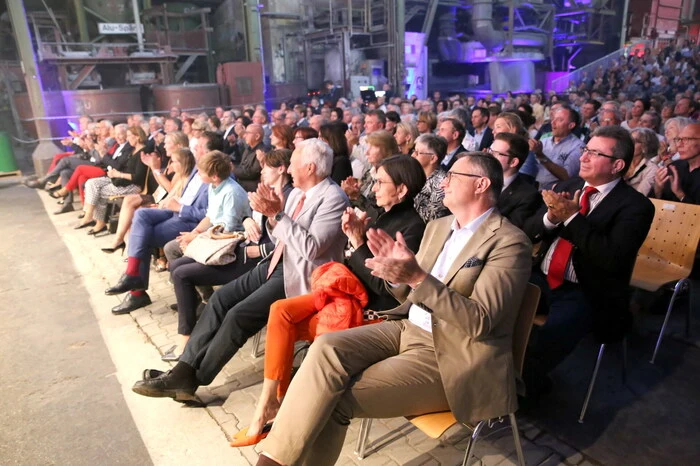 An die 450 Besucher aus ganz Kärnten - allen voran Treibacher Industrie-Eigentümer Erhard Schaschl - waren aus diesem Grund in die Festival Lounge des Althofener Paradeunternehmens gepilgert, um sich diesen musikalischen Leckerbissen nicht entgehen zu lassen. 