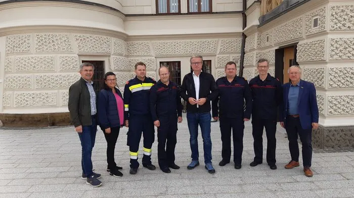 Die Feuerwehrleute Christoph Grain, Hannes Halbedl, Daniel Dunst und Peter Baptist schilderten LH Christopher Drexler, Franz Fartek, Sonja Skalnik und Josef Ober die Einsätze der letzten Tage