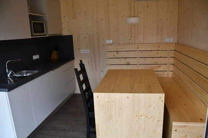 Sie verfügen über Küche, Bad und bieten mit zwei Schlafzimmern je vier Personen Platz.