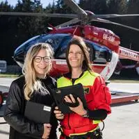 NoxAvis-CEO Magdalena Druml und Notärztin Nina Becker entwickelten HeliDoc gemeinsam weiter (von links)