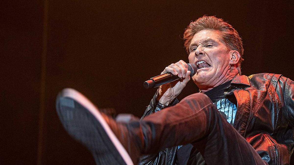 Tritt er gar einen großen Song mit Füßen? David Hasselhoff singt Iggy Pop