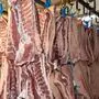Zerlegte Schweinehälften in einem Schlachthof | Heimische Produzenten kritisieren „Schleuderpreise“ bei Schweinefleisch