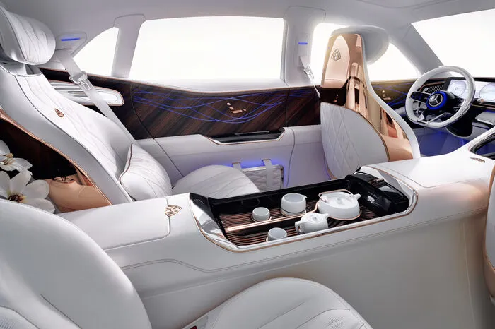 Lüftungsdüsen, die das Kühlergrill-Motiv wieder aufnehmen, umrahmen das frei stehende Widescreen-Cockpit mit Doppel-Displays von je 12,3 Zoll.