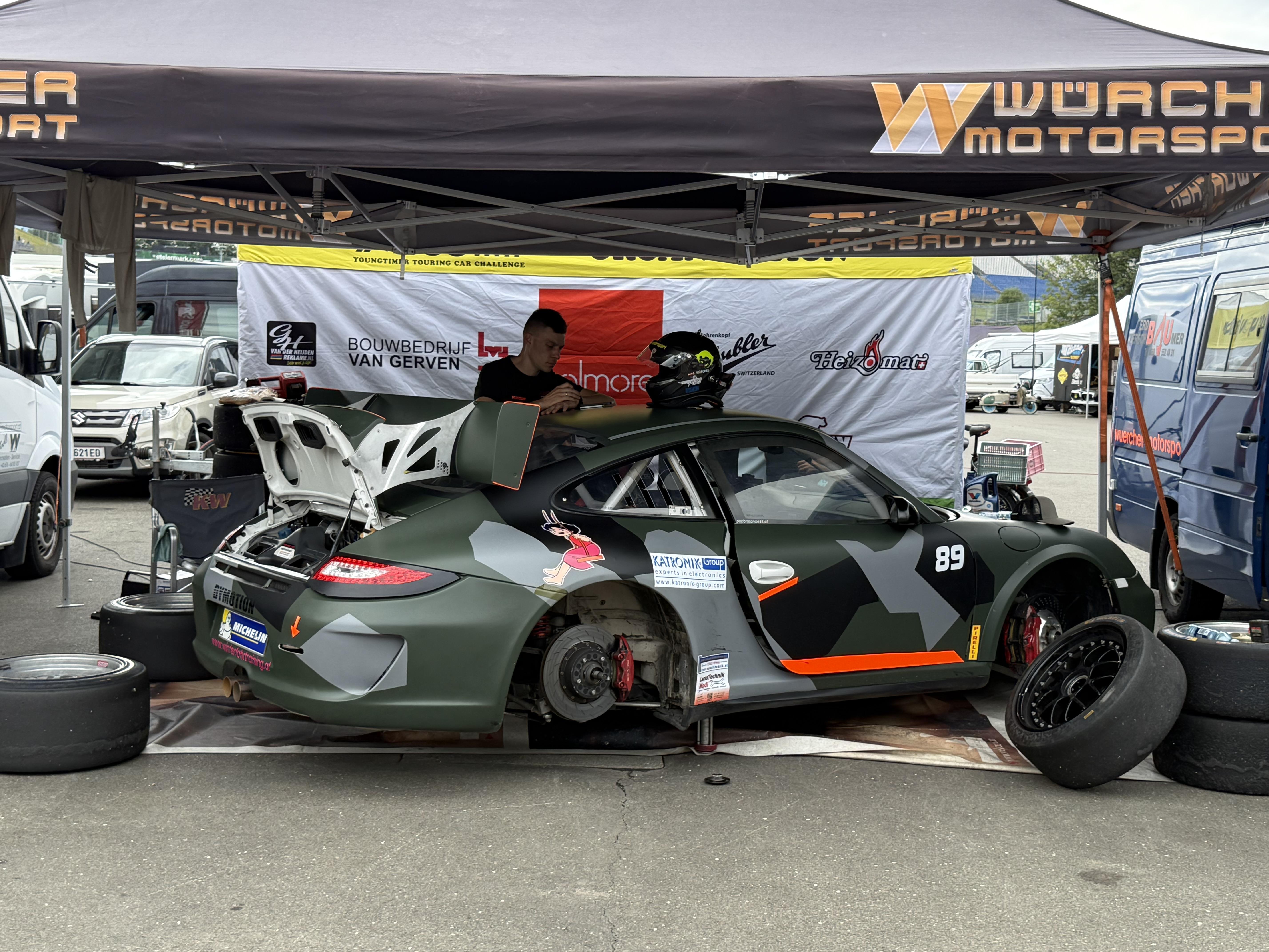 Seit Monaten haben sie schon auf das letzte Augustwochenende hingefiebert– die Fans nostalgischer Rennautos konnten sich nun endlich bei den Red Bull Ring Classics am Red Bull Ring in Spielberg wahrlich sattsehen an Boliden jeglicher Marken und PS-Stärken.