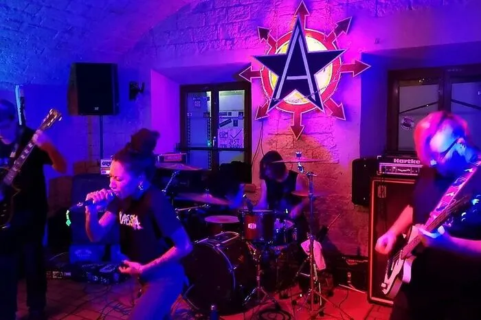 Aus Graz reist die Experimental Punk-Band "Caloris Impact" an.