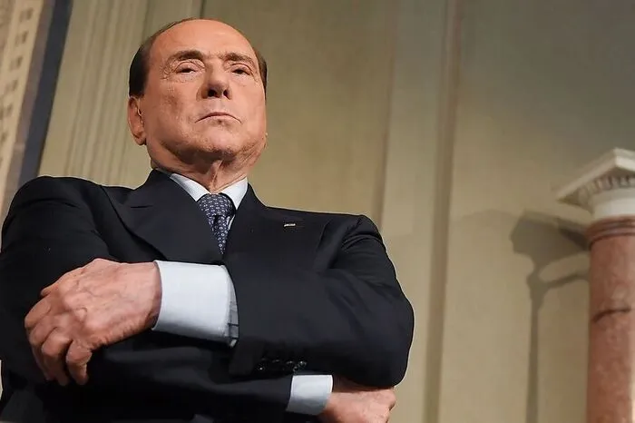Die Liste der Gerichtsverfahren, in denen der italienische Ex-Premier Silvio Berlusconi involviert war und ist, ist lang. Erst kürzlich feierte der EU-Abgeordnete mit Ambitionen für das italienische Präsidentenamt seinen 85. Geburtstag. Obwohl man meinen könnte, er wäre daran gewöhnt, überschatteten Justizverfahren die Freude des Geburtstagskindes. Wegen des Verdachts der Zeugenbestechung laufen noch zwei Verfahren gegen ihn in Mailand und Siena. Ihm wird vorgeworfen, mehrere Zeugen mit Geld, Schmuck und Gütern im Millionenwert dazu gebracht zu haben, vor Gericht über die Partys mit der marokkanischen Tänzerin Karima al-Mahrough alias Ruby Rubacuori im Jahr 2010 zu schweigen, die damals noch nicht volljährig war. 