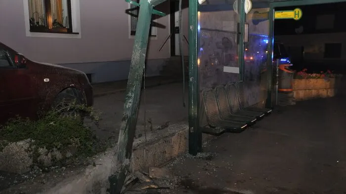 Der Lenker eines Geländewagens verlor in der Nacht auf Sonntag in Bärnbach die Herrschaft über sein Fahrzeug.
