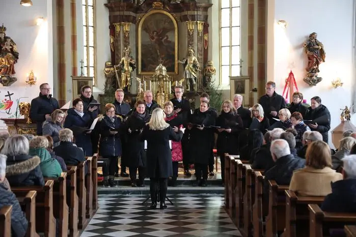 Den 1200-€-Erlös des Konzertes in der Pfarrkirche St. Michael bei Bleiburg/Šmihel pri Pliberku (mit Sängern von „Gorotan“, „Octacord“, „Sele“) spendete der KPD Šmihel.