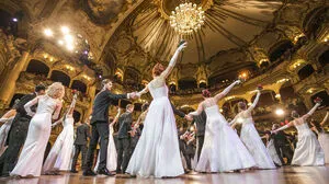 Die 100 Jungdamen und Jungherren zauberten eine wunderbare Eröffnung