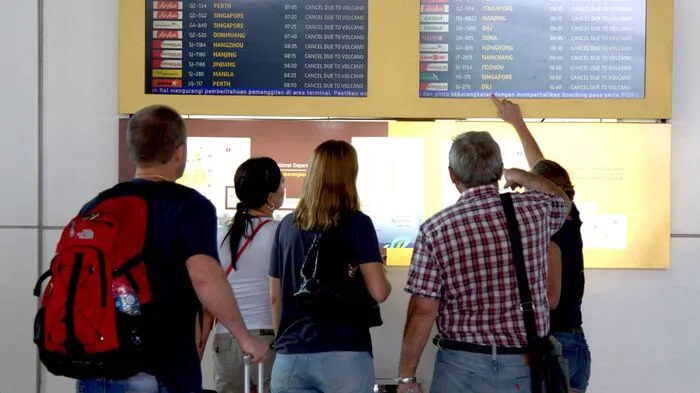 Wegen des drohenden Vulkanausbruchs auf der indonesischen Insel Bali bleibt der Flughafen dort den zweiten Tag in Folge geschlossen.