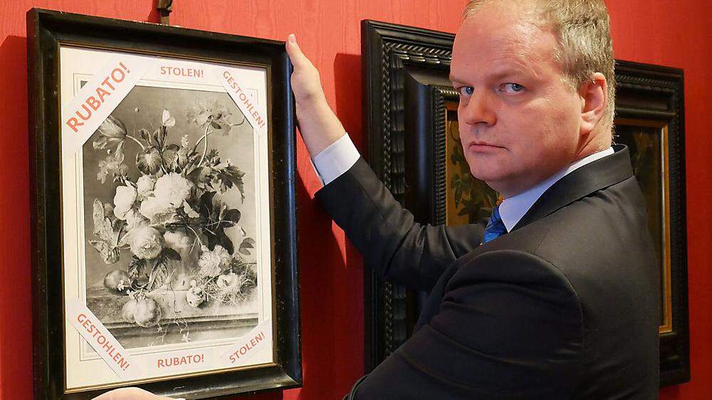 Uffizien-Direktor Eike Schmidt mit einer Kopie des Gemäldes, mit der man Museumsbesucher auf das gestohlene Bild aufmerksam machte