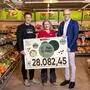 Freude über das großartige Spendenergebnis: Andreas Ender (rechts), Geschäftsführer für Spar Kärnten und Osttirol, Menschen in Krisen-Bereichsleiterin Ursula Luschnig und Caritasdirektor Ernst Sandriesser