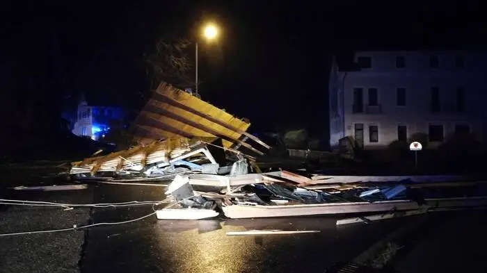 In der Nacht auf Sonntag ist die angekündigte Schlechtwetterfront in Kärnten angekommen. In Unterbergen deckte der Sturm das Dach eines Wirtschaftsgebäudes ab.