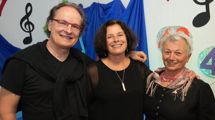 Seit 40 Jahren hat die Mittelschule in Gmünd einen musikalischen Schwerpunkt. Was von Manfred Tischitz als Koordinator 1983 begonnen wurde, hat eine lange Tradition im Liesertal. Nun wurde mit ehemaligen und aktuellen Schülerinnen und Schülern gefeiert. Michael Hecher, Maria Moser und Elfriede Rindler. 