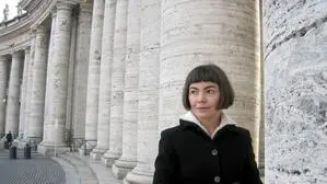 Die Österreicherin Gudrun Sailer steht im schwarzen Mantel vor den Kolonnaden des Petersdoms.   | Die Österreicherin Gudrun Sailer ist Journalistin bei Radio Vatikan.