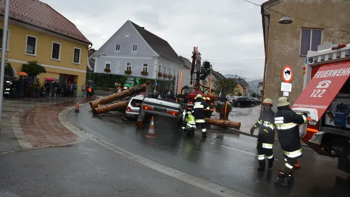 Eines der Unfallszenarien in Lavamünd: Ein Holztransporter verlor Holz