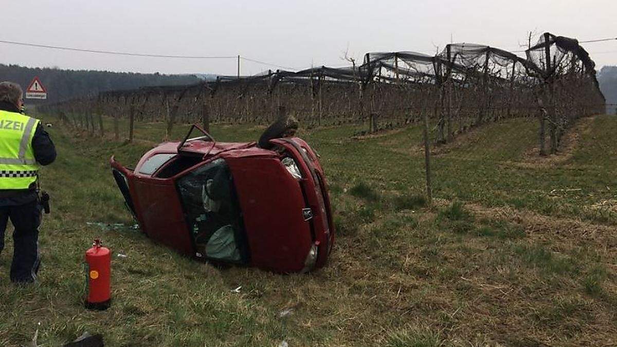 Ein Auto wurde beim Unfall in den Straßengraben geschleudert