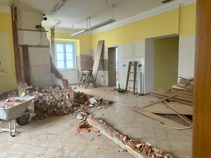 Noch ist das Erdgeschoss eine Baustelle: Auf rund 170 Quadratmetern entstehen hier die Räume für die neue Primärversorgungseinheit