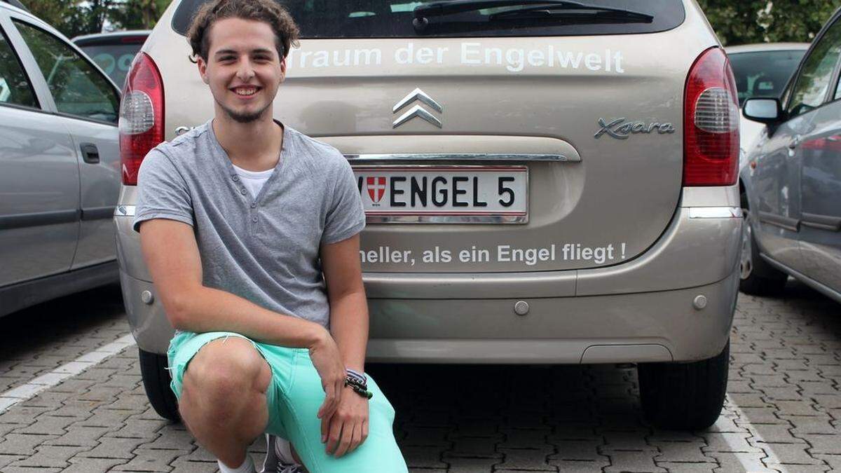 Na, wenn das kein Zufall ist. Gregor Swobodas Mutter Regine fährt ein Auto mit dem Kennzeichen „Engel 5“