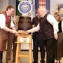 Alt-Bürgermeister Ernst Meixner und der ehemalige Volkshaus-Wirt Werner Töscher beim Bockbieranstich 2004