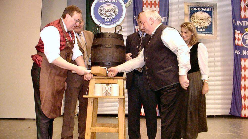Alt-Bürgermeister Ernst Meixner und der ehemalige Volkshaus-Wirt Werner Töscher beim Bockbieranstich 2004