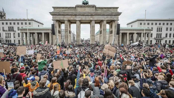 Tausende Schüler sind am Freitag zum "Klimastreik" in Berlin zusammengekommen.