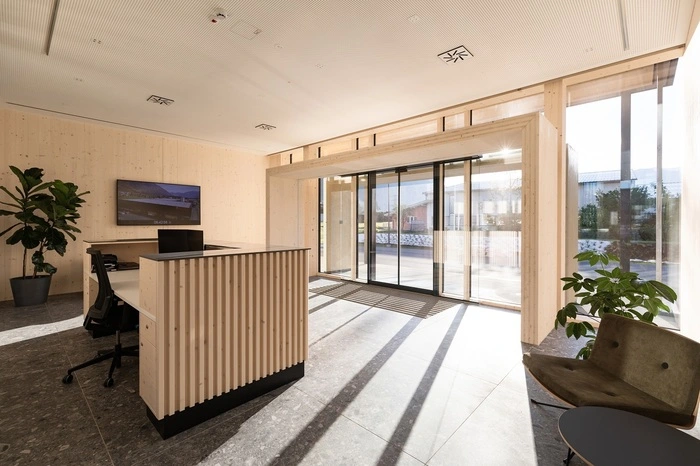 Holzbaupreis - Vertikal, Bürogebäude SteinfeldUrteil der Jury:Die Holzflächen der eigenen Produktion und eine zurückhaltende, aber elegante Innenraumgestaltung schaffen gemeinsam mit den überhohen Räumen und einer offene Büroraumstruktur - die die Möglichkeit zukünftiger Umstrukturierungen unterstützt - dennoch ein angenehmes, großzügiges Raumgefühl und Arbeitsklima. Insgesamt ein für eine moderne Verwaltung sehr stimmiges Gebäude und zugleich der perfekte Werbebotschafter für den Holzbau.