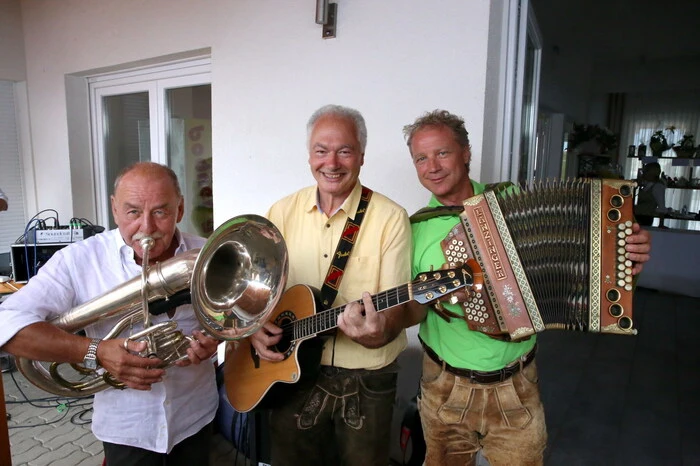 Nach dem Frühschoppen mit „Charly &amp; Günther &amp; Herbert“ (von rechts) ging das Gästesingen, an dem vier Chöre teilnahmen, über die Bühne. 