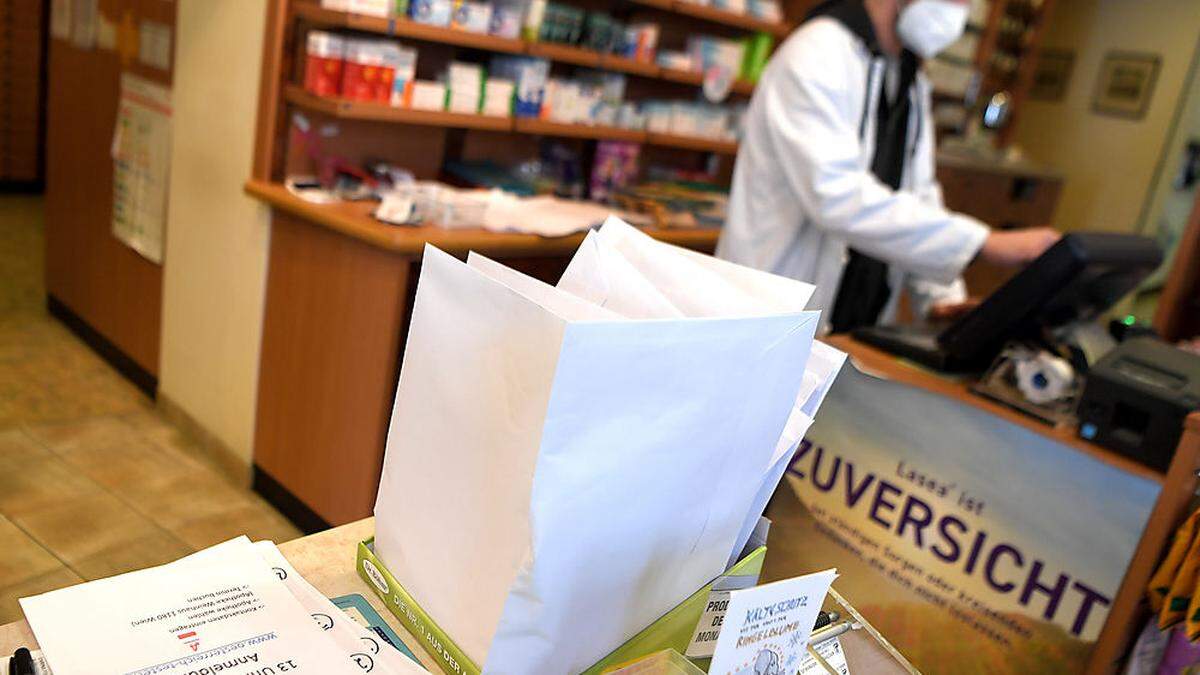 Abgepackte Selbsttests: bereit zum Abholen in einer Wiener Apotheke